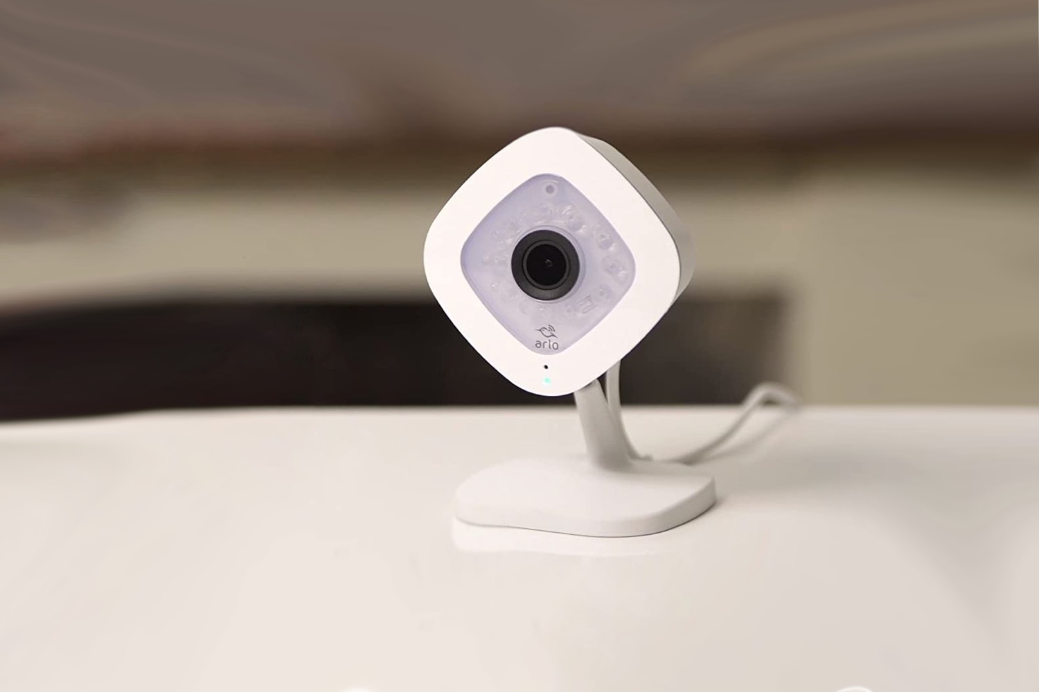 Minimalist Arlo Exterior Camera Mount for Large Space